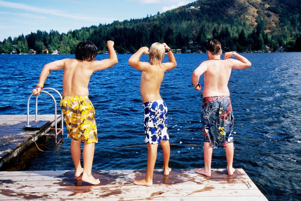 Three kids are posing on the platform